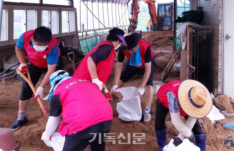 구세군 자원봉사자들이 침수 피해 가정 복구에 힘쓰고 있다.