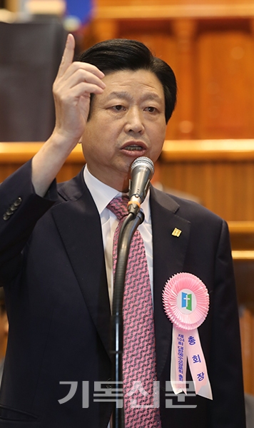 김종준 총회장이 지난해 104회 총회에서 총신운영이사회 폐지를 강력히 주장하고 있다.