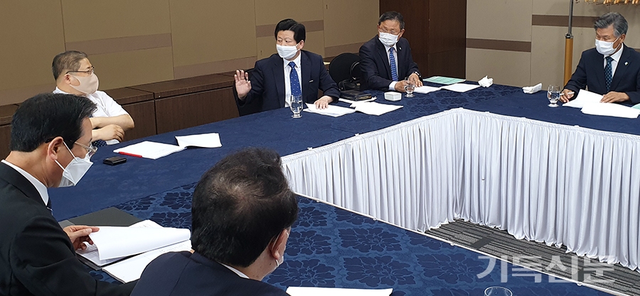 총회임원회가 대전에서 열린 제105회 총회 공천위원회 예배를 집례한 직후 제30차 회의로 모여 현안을 논의하고 있다.