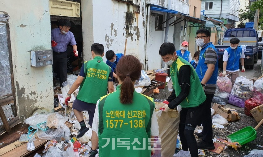군산 드림교회 교우들이 독거노인 거주 가옥에 쌓인 생활쓰레기들을 청소하는 모습.