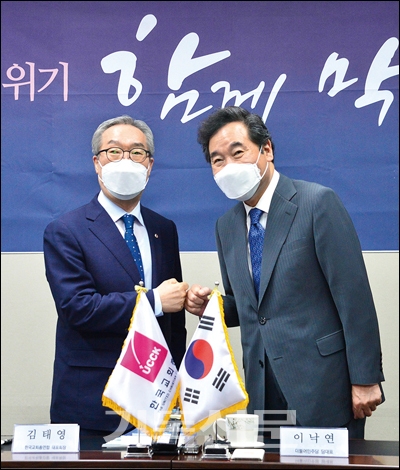 한교총 김태영 목사(왼쪽)와 이낙연 더불어민주당 대표.