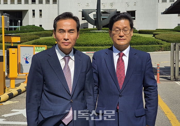 대법원에서 충남노회 노회장 자격을 인정받은 박노섭 목사(왼쪽)가 법원 앞에서 이상규 목사와 함께 소감을 밝히고 있다.