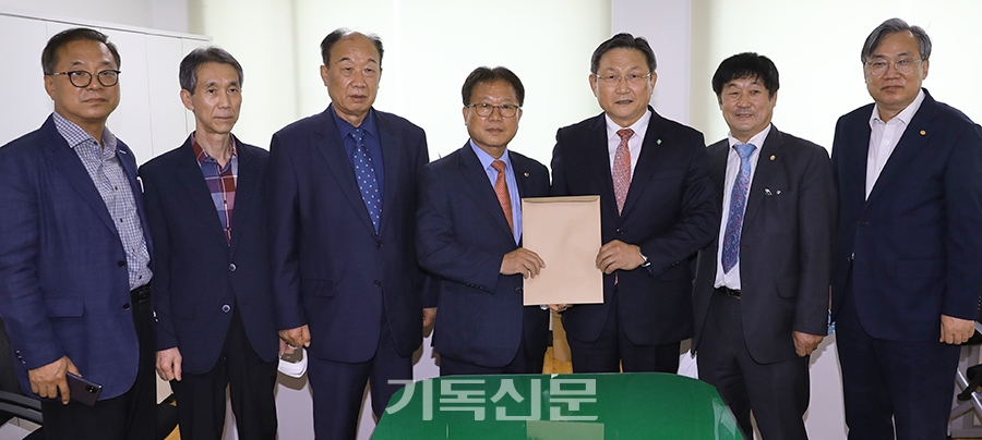 전국장로회연합회 50회기 수석부회장에 입후보한 김봉중 장로가 후보등록하고 있다.