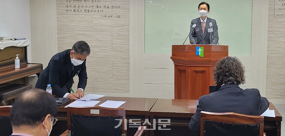 구제부장 박순석 목사가 실행위원들에게 105회기 구제사역의 방향을 제시하고 있다.
