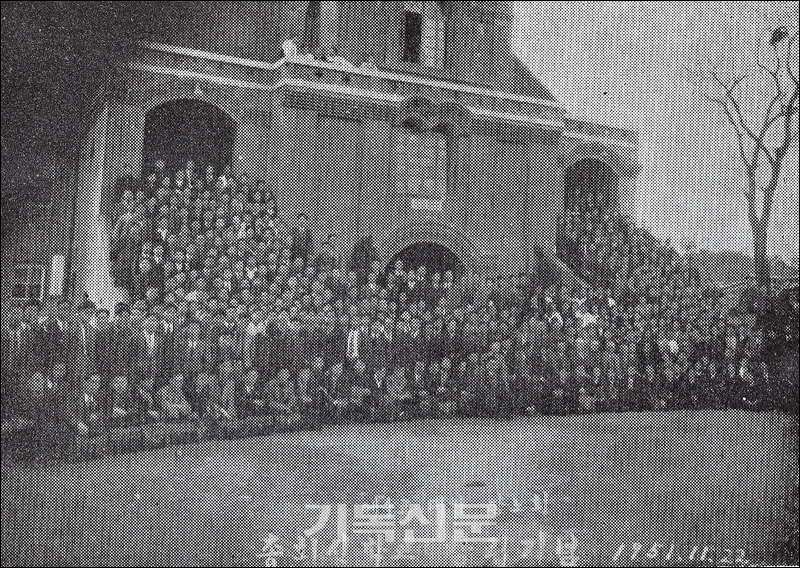 6·25 전쟁기에 대구서문교회당에서 문을 연 총회신학교의 개교기념 사진.