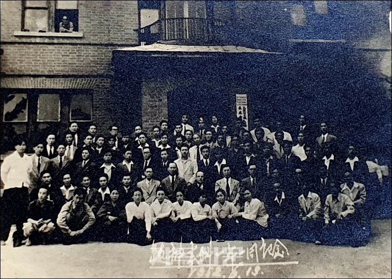1952년에 대구에서 촬영한 총회신학교 본과 1학년 학생들과 교수들의 단체사진.