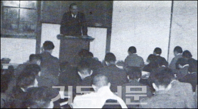 총회신학교 대구 시절 권세열 선교사가 강의하는 모습.