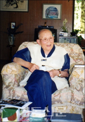 십자군 대장을 지낸 고 김병섭 장로가 생전인 2003년에 미국 시애틀의 자택에서 십자군에 관해 증언하는 모습.