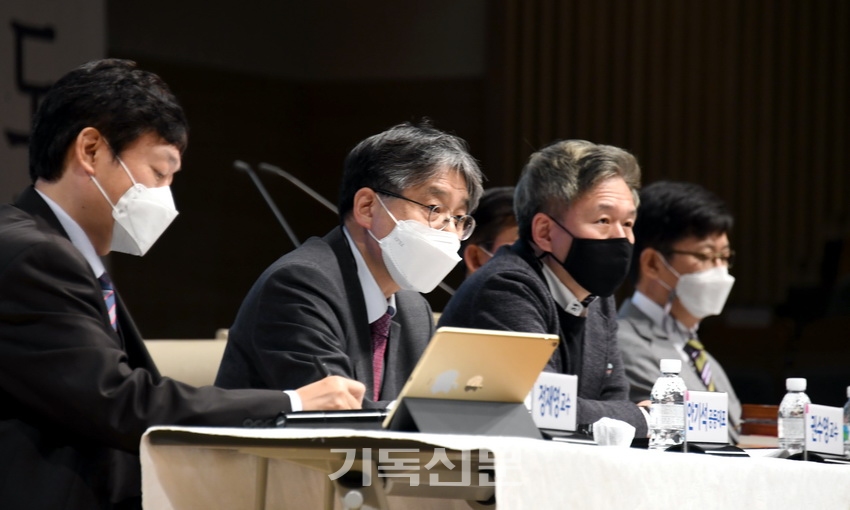 한목협 제22차 수련회에서 발제자들이 코로나19 이후 한국교회 방향성에 대해 토론하고 있다.