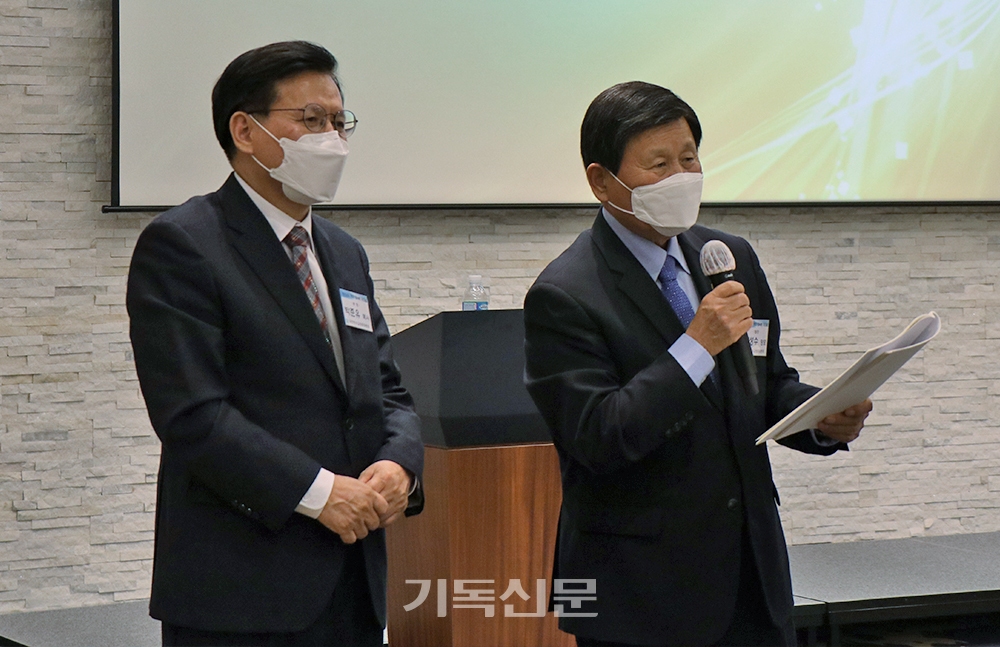 감사부장 박준유 목사(왼쪽)가 워크숍에서 질의응답 시간을 이끌고 있다.