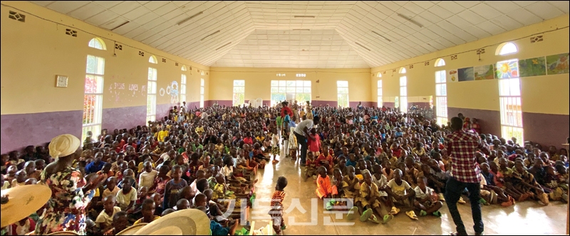 주일예배에는 1천명 이상의 어린이가 참석한다.