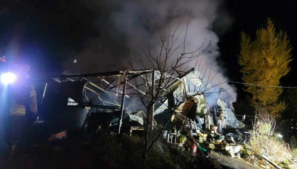 순창찬미교회 김엽 목사의 사택이 화재로 무너지는 모습.