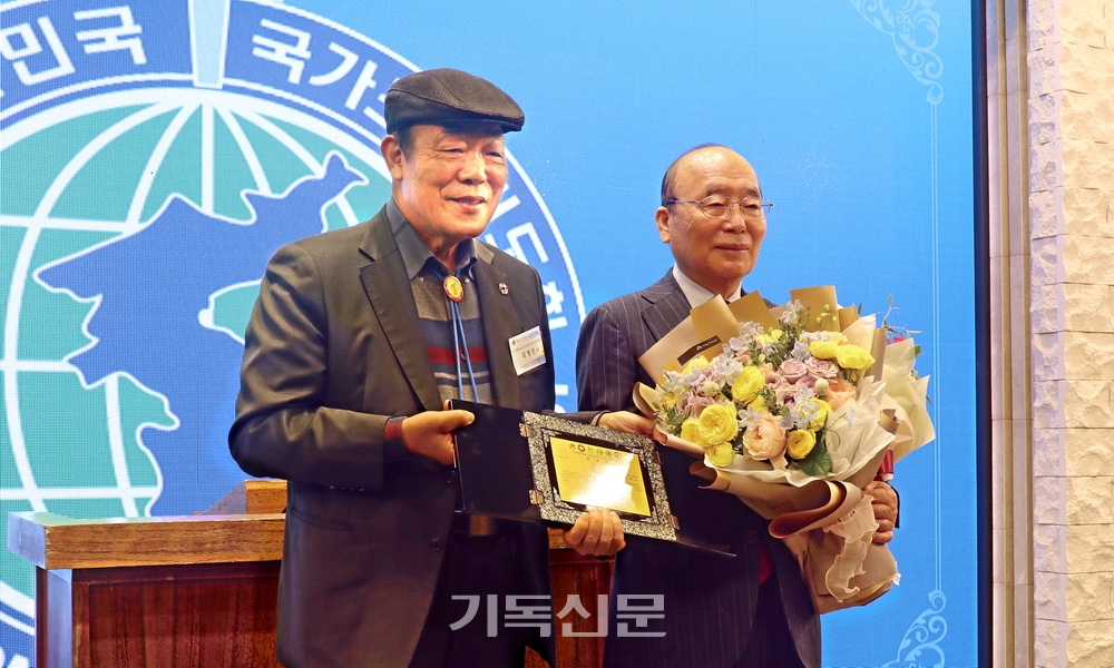 국가조찬기도회 명예회장 김영진 장로와 신임회장 이봉관 장로(오른쪽).