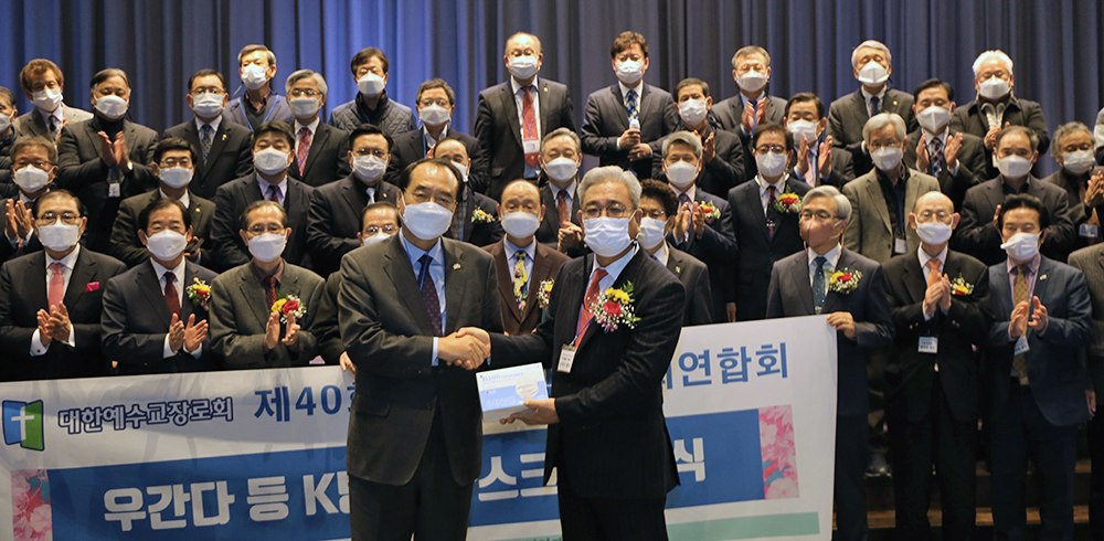 전국남전련 김영구 회장(앞줄 오른쪽)이 우간다 선교지와 한국IDEA협회에 K방역마스크를 전달하고 있다.