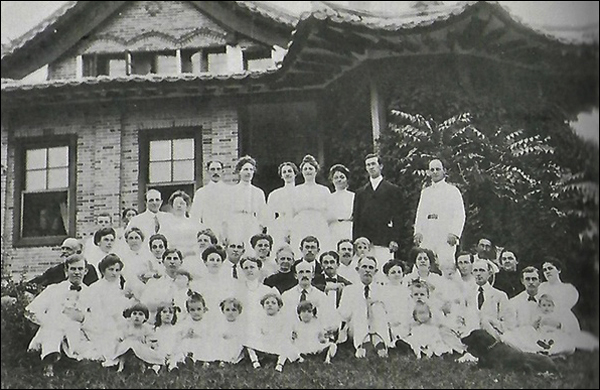 1910년 동료 선교사 가족들과 함께 한 포사이드 선교사(맨 뒷줄 왼쪽 끝)의 모습.