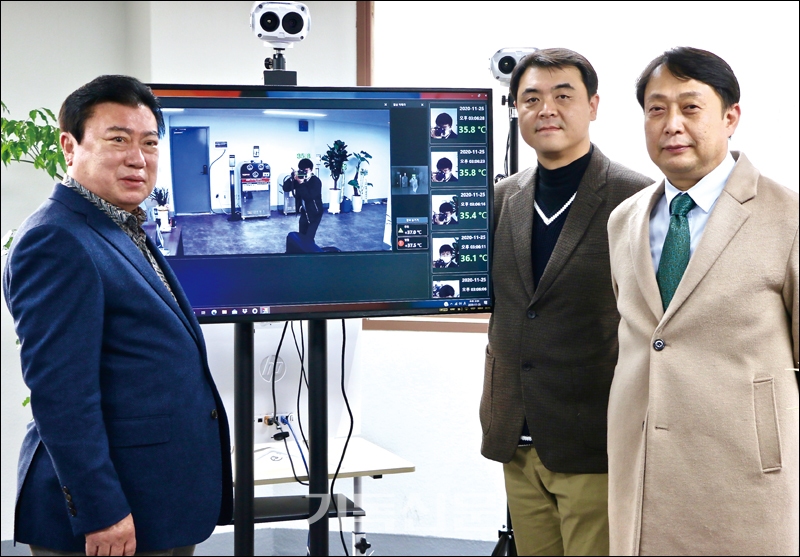 삼성온택트 대표 김재열 장로(사진 왼쪽)가 강인중 상무와 김철민 전무와 함께 청와대에서 사용하는 체온측정장비 이글아이5G를 시연하고 있다.