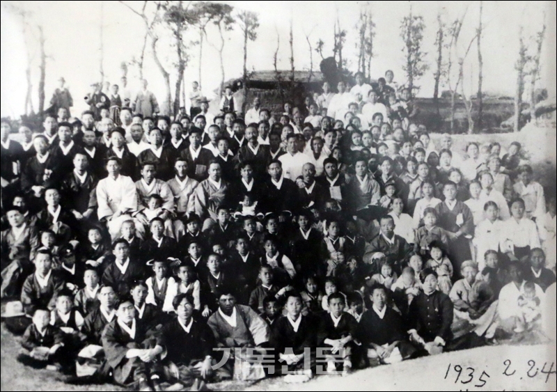 1935년에 촬영한 구천교회 전체 교우들.