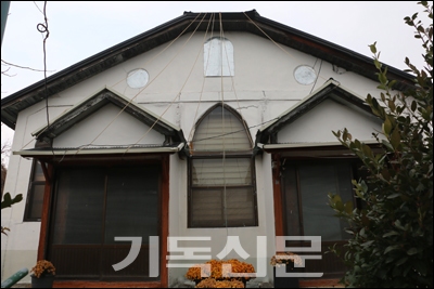 한국기독교역사사적지 지정을 청원한 의성 구천교회의 옛 예배당. 1937년 건축한 이 건물에는 출입구부터 남녀를 구분한 근대기 교회건축문화가 담겨있다.