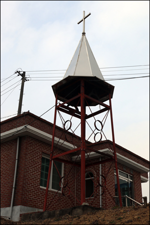 일제강점기 전쟁물자 공출을 피해 교우들이 종을 몰래 숨겨둔 비화가 서린 교회당 종탑.