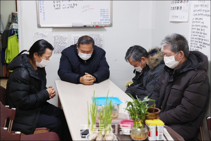 김용직 장로는 하루에도 몇 번씩 쉼터를 찾아 노숙인 출신 형제들을 돌보고 있다. 쉼터 거실에서 김 장로가 형제들과 함께 기도하고 있다.