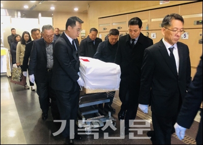 김용직 장로와 수도권장로회연합회 임원들이 지난해 한 형제의 장례식을 치르고 있다.