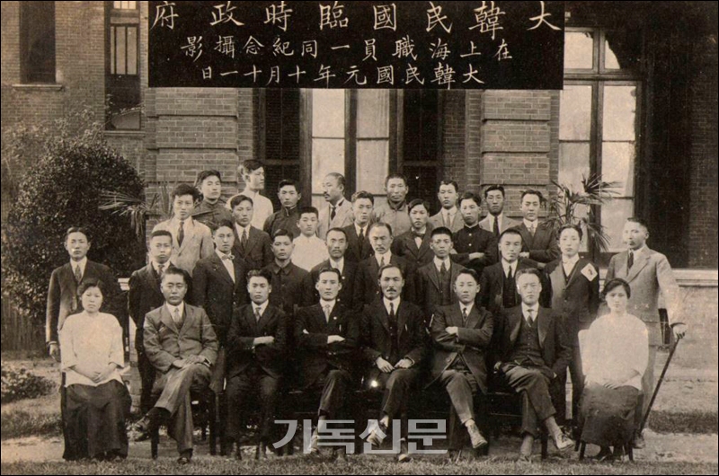 상해의 대한민국임시정부 직원들이 1919년 10월 11일 단체로 촬영한 기념사진. 앞줄 왼쪽 끝이 이화숙이다.