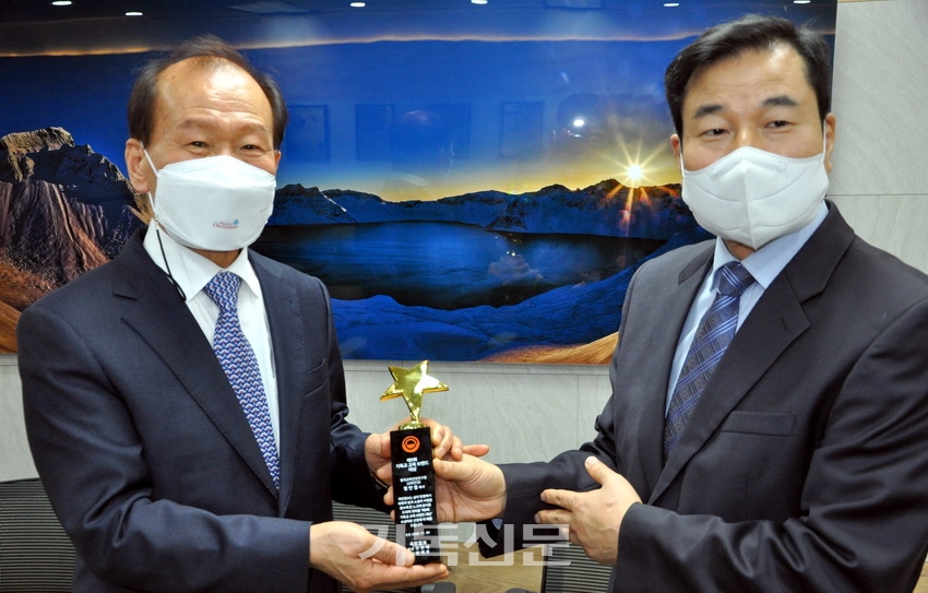 한국교회건강연구원 이사장 정연철 목사(왼쪽)가 12월 29일 열린 시상식에서 국민일보가 선정한 ‘2020 기독교 교육브랜드 대상’을 받고 있다.