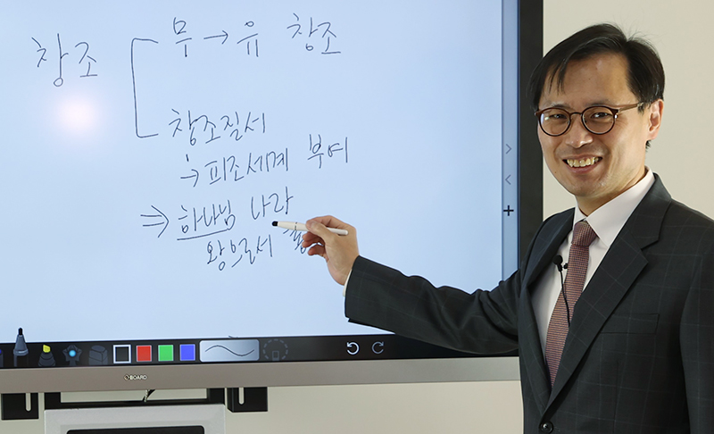 김희석 교수(총신 신대원)가 <하나 바이블> 온라인 A/S에서 1과정 1학기에 담긴 구약의 내용을 설명하고 있다.