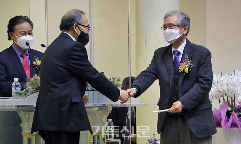 광주전남노회협의회장 김성천 목사(사진 왼쪽)가 광신대 정규남 총장에게 장학금을 전달하는 모습.