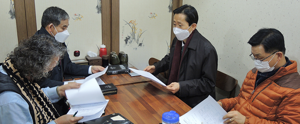 구제부장 박순석 목사(오른쪽에서 두 번째)가 임원회를 인도하고 있다.