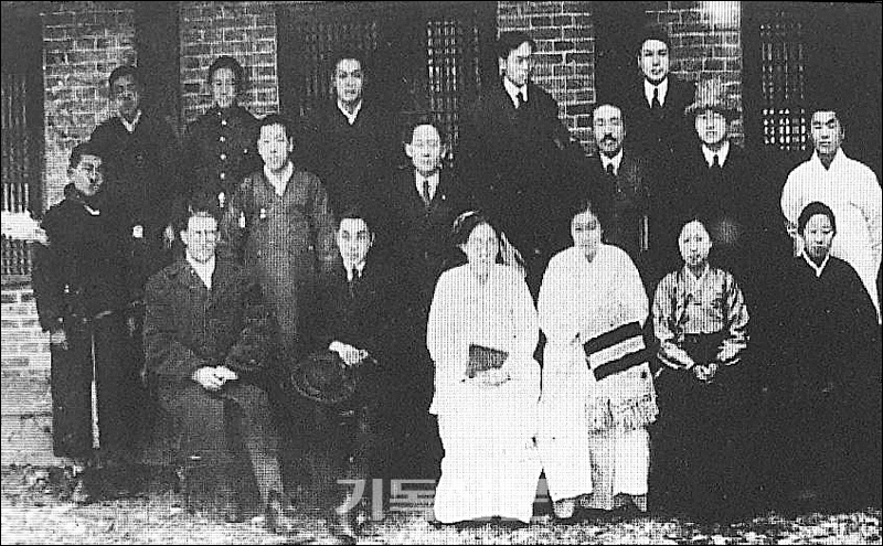 1922년 연동교회 청년면려회 조직 후 촬영한 기념사진. 앞줄 맨 왼쪽에 앉은 인물이 한국CE운동의 산파역을 한 안대선 선교사이다.
