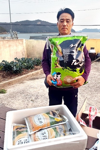 이천은광교회가 낙도선교회에 설 선물로 섬 교회에 보내는 쌀과 설렁탕을 전달하고 있다.