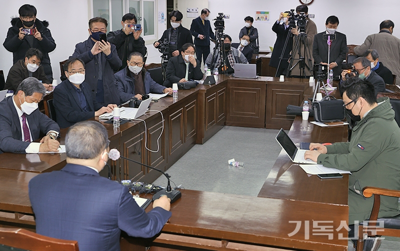 소강석 총회장이 24일 열린 기자회견에서 사분위의 정이사 선임과 관련해 입장을 밝히고 있다.