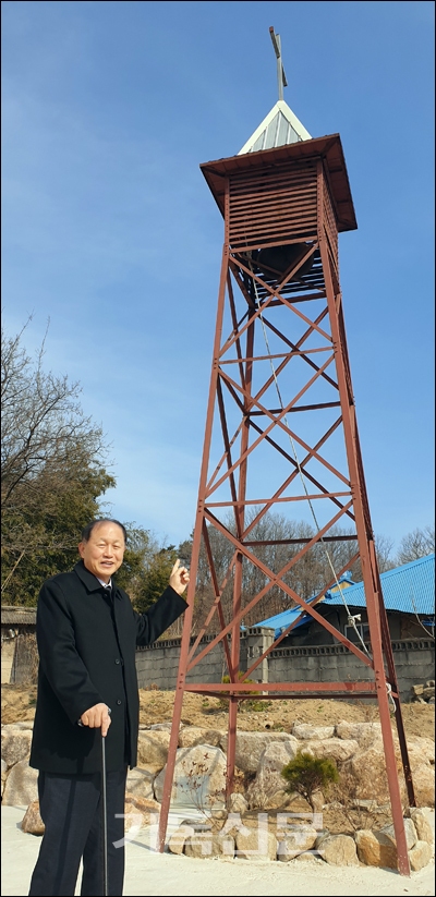 석수교회 박주식 목사가 고 김달이 집사의 순교적 신앙이 서려 있는 종탑의 숨은 이야기를 들려주고 있다.