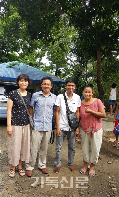 최성열·정미라 선교사 부부(왼쪽)가 방카스동명장로교회 알빈 목사, 레이떼 집사와 함께 했다.