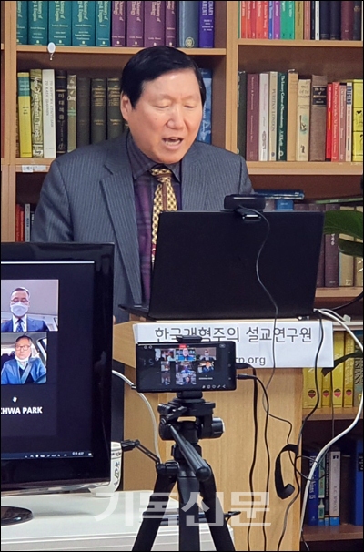 한국개혁주의설교연구원 원장 서창원 교수가 강의하고 있다.