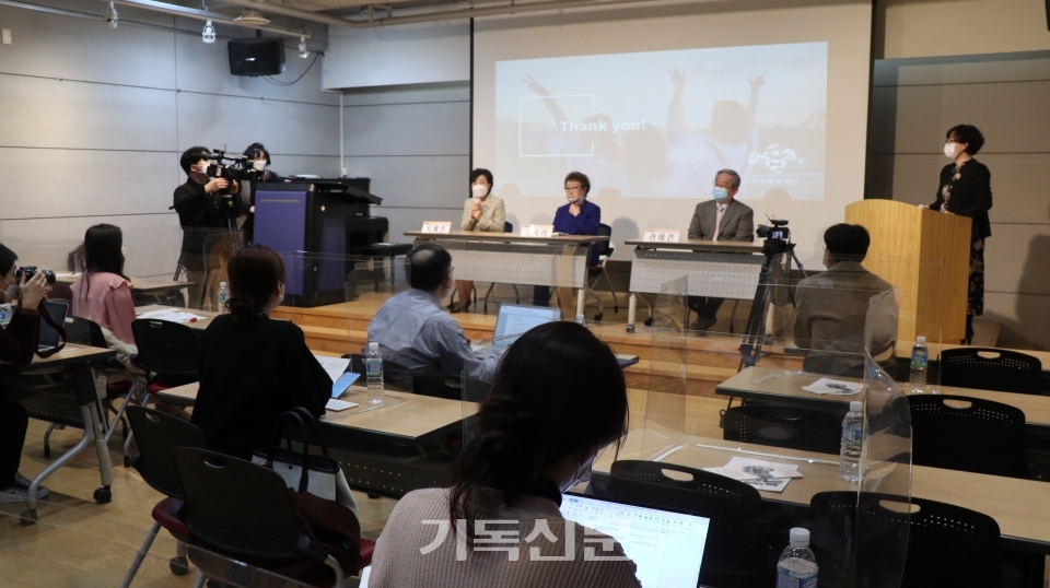 오혜련 회장이 각당복지재단이 진행하는 봄학기 교육 프로그램을 소개하고 있다.