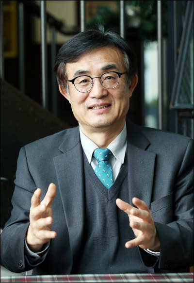 김성태 교수가 은퇴 이후에도 북방과 아시아 선교를 위한 연구 활동을 최선을 다해 감당하겠다고 말하고 있다.