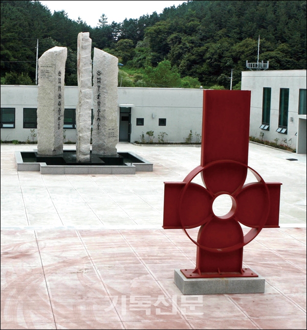 C 아트 뮤지엄 전경. 정관모 교수에게 삶의 지표인 ‘십자가’의 형상은 담은 조각 <My Obelisk> 작품이 세워져 있다.