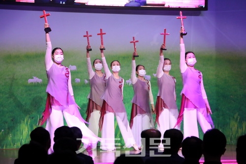 에이레네워십팀이 ‘교회여 일어나라’라는 주제의 특별공연을 펼치는 모습.