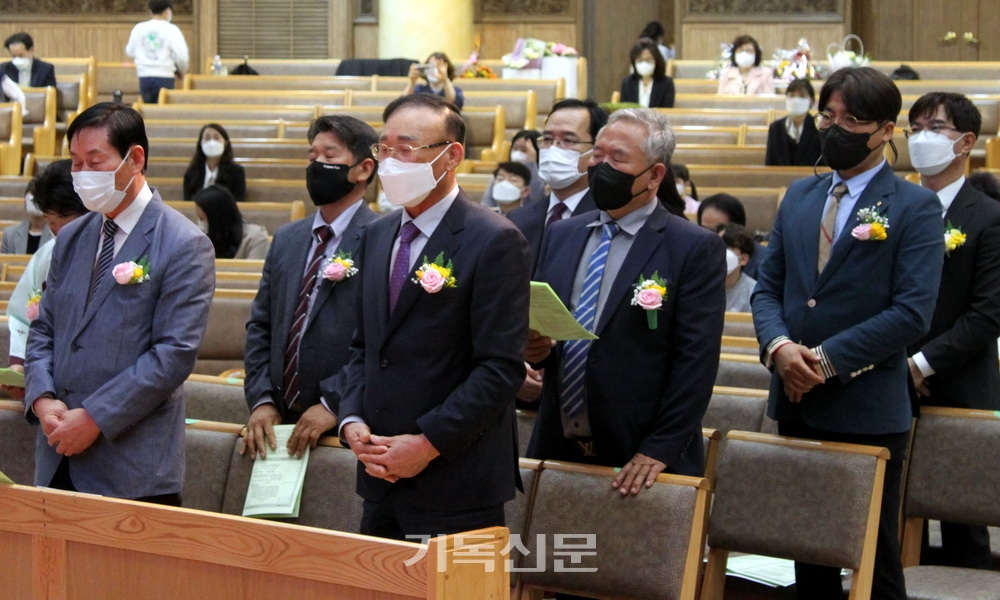 가칭 동목포노회의 다섯 교회가 목포 사랑의교회에서 연합 임직식을 거행 중이다.