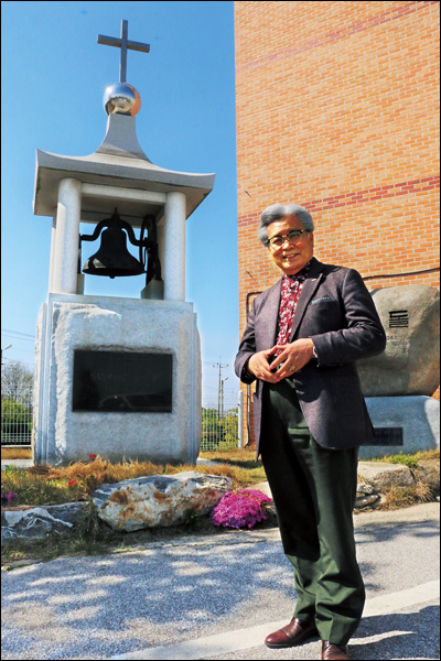 은퇴를 앞두고 자신이 섬겨온 북일교회 상징탑 앞에선 김익신 목사. 교우들과 행복했던 20년간의 동행을 마무리하는 데 후회는 없다고 말한다.