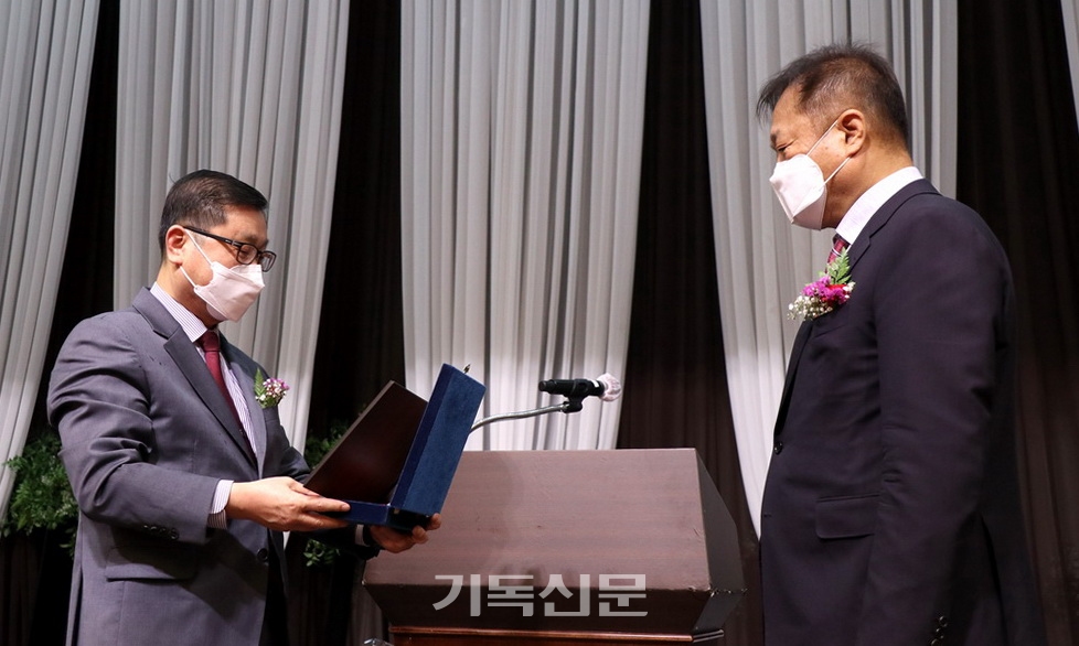 대표회장 김정훈 목사(왼쪽)가 직전 대표회장 전승덕 목사에게 공로패를 전달하고 있다.