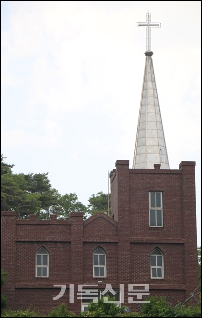 ‘한국기독교의 섬’이라는 명예를 얻게 되는 백령도에서도 가장 오랜 역사를 간직한 중화동교회.