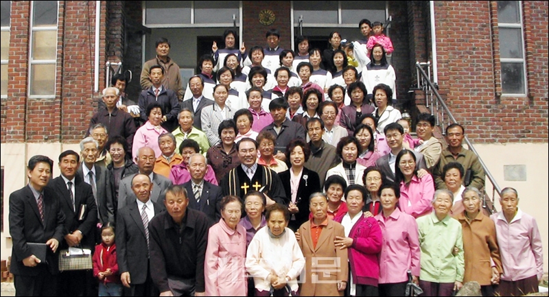 2007년 새 예배당을 짓고 이전하기에 앞서, 옛 예배당에서 가진 마지막 예배를 기념하며 촬영한 이효섭 목사와 기산교회 교우들.