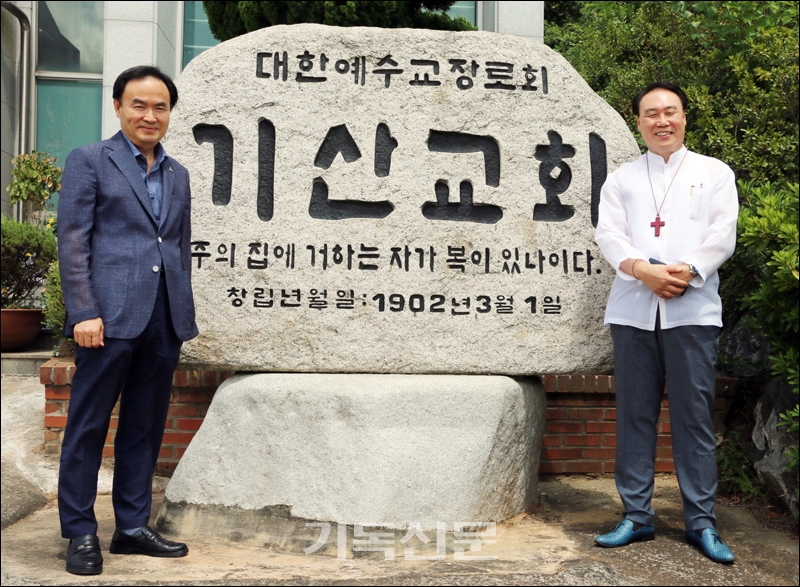 서천 기산교회를 더욱 성숙한 공동체로 도약시킬 것을 다짐하는 이효섭 목사(사진 오른쪽)와 나삼주 장로.