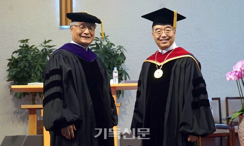 아신대 신임 이사장 이장호 목사(왼쪽)와 총장 정홍열 교수.