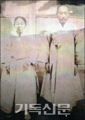 금당교회 초대 장로이자 서천을 대표하는 독립운동가 중 한 사람인 조남명 장로 부부 사진.