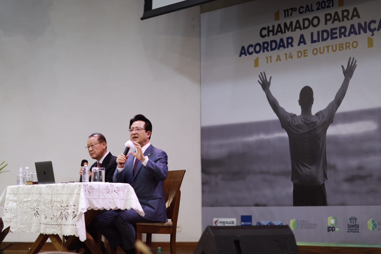 사랑의교회 오정현 목사가 브라질에서 열린 제자훈련지도자세미나를 인도하고 있다.