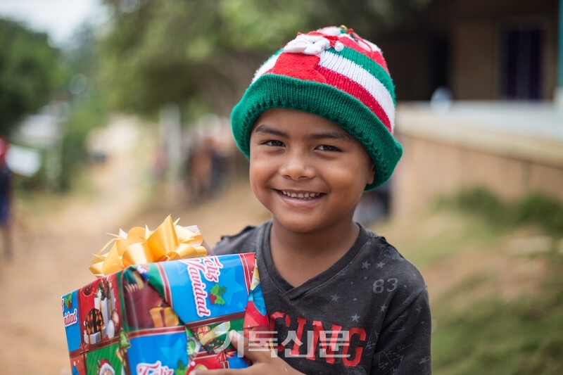 컴패션은 올해도 ‘미리메리 크리스마스 캠페인’을 준비해 전 세계 어린이들에게 사랑의 선물을 전달한다.